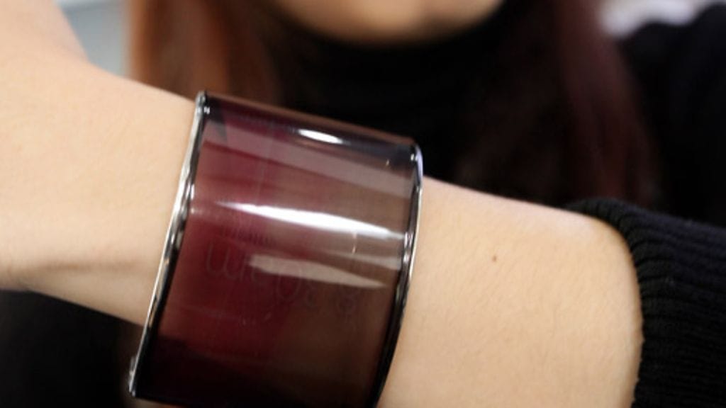 Taivuteltavan puhelimen prototyyppi vuoden 2010 teknologiamessuilla Saksassa.