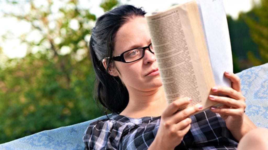 Naiset tarvitsevat lukulasit miehiä aiemmin.