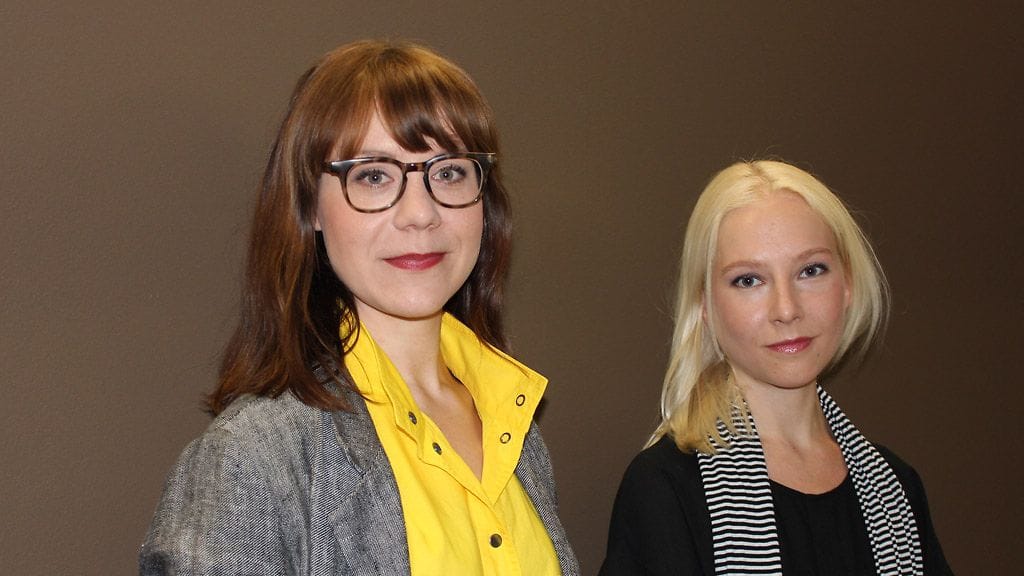 Mari Isopahkala ja Iina Vuorivirta kannustavat kestävien tuotteiden metsästykseen.