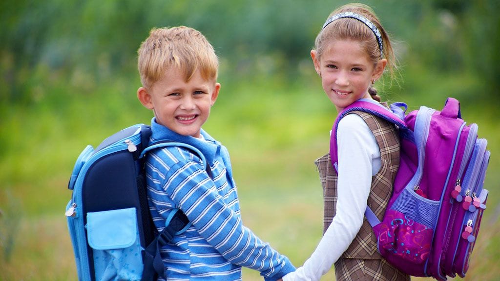 Oikeankokoisen reppu istuu selästä ja hartioista.