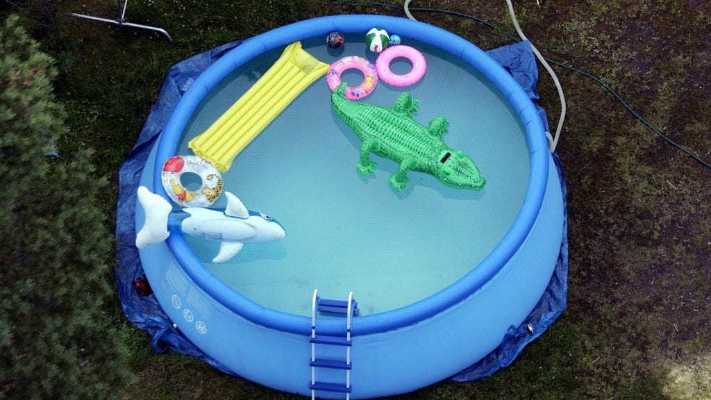 Marcus Kela testaa uima-allasta Rovaniemen Ounasrinteellä toukokuussa.