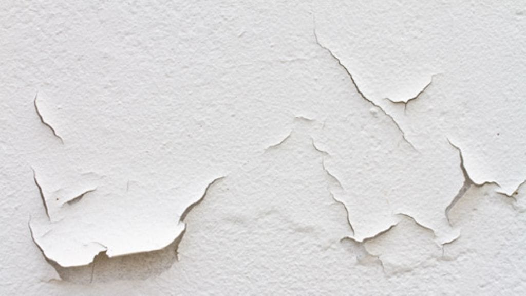 Kosteaa rakennetta peittävä maali kupruilee ja lohkeaa pinnasta.
