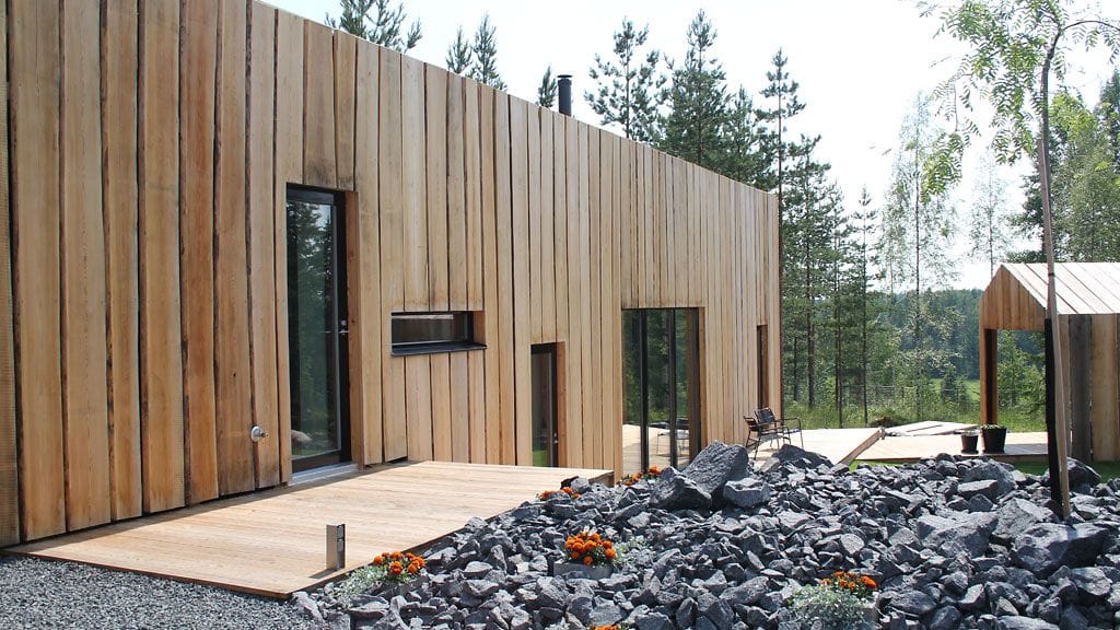 Kivet kuistin edessä toivottavat tervetulleeksi Lammi-Kivitalo Majaan.