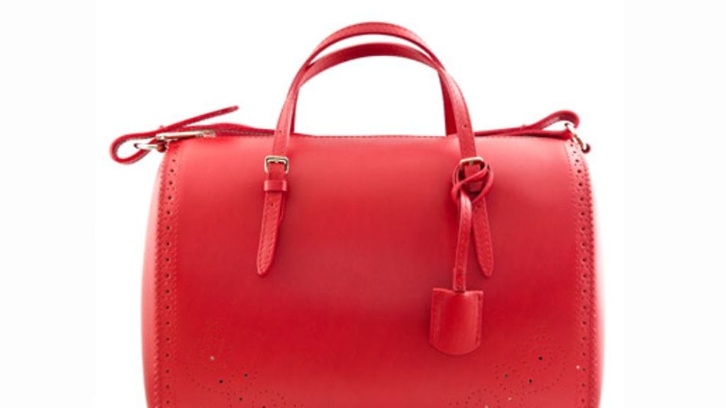 Nahkapinnan saat puhtaaksi mustetahroista alkoholilla.