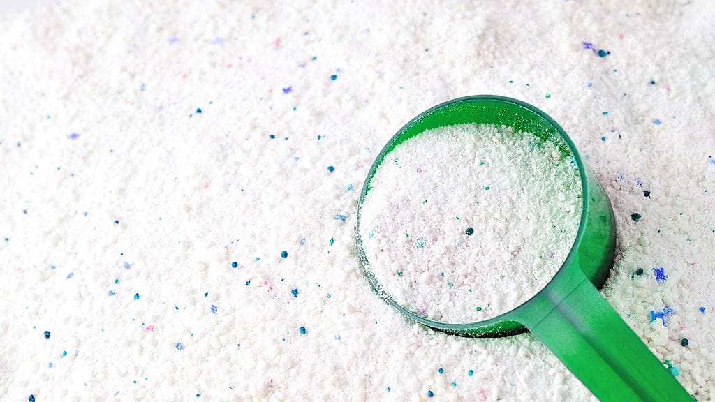 Jauhemaisella pyykinpesuaineella saa palaneen ruoan irti. Muista huuhdella kattila sen jälkeen erittäin huolellisesti.