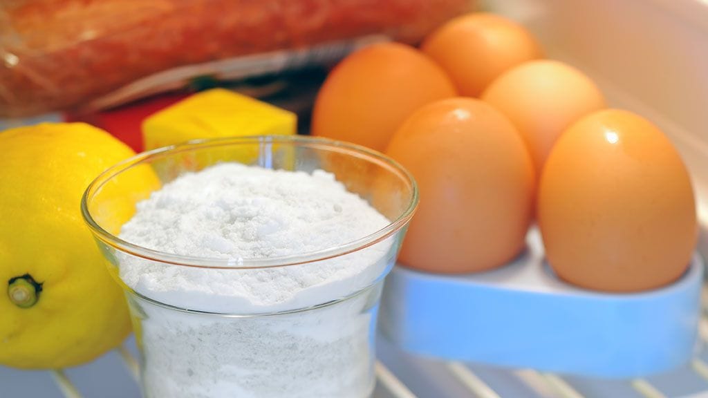 Keittiön kaapeista voi löytyä hyödyllisiä aineita siivoukseen.