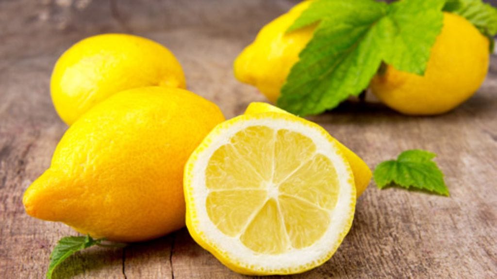 Sitruunalla saa mikron puhtaaksi ja hajut raikkaiksi.