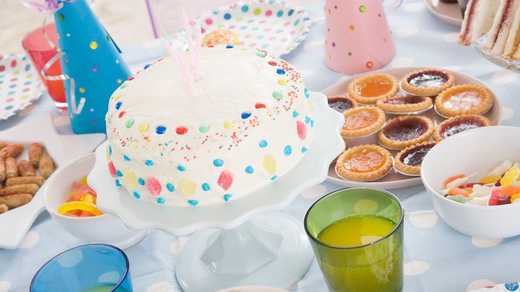 Kertakäyttöastioita löytyy jokaiseen juhlaan.