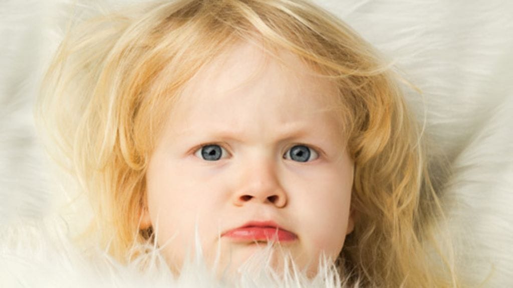 Herääkö teidänkin enkelinne suu mutrussa? Aamutoimia voi helpottaa monella tapaa.