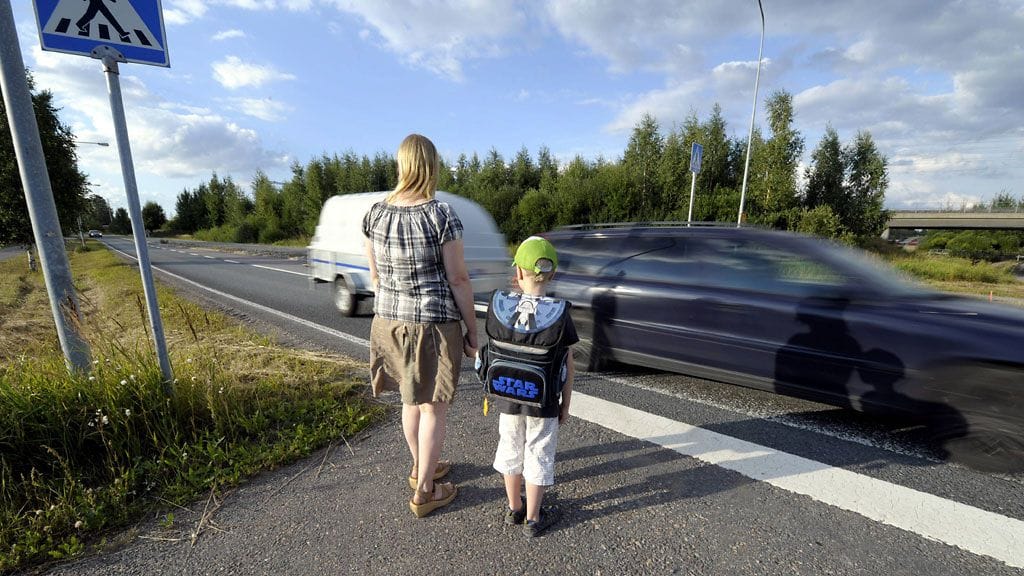 Vanhemman ja lapsen kannattaa kävellä koulureitti yhdessä etukäteen.