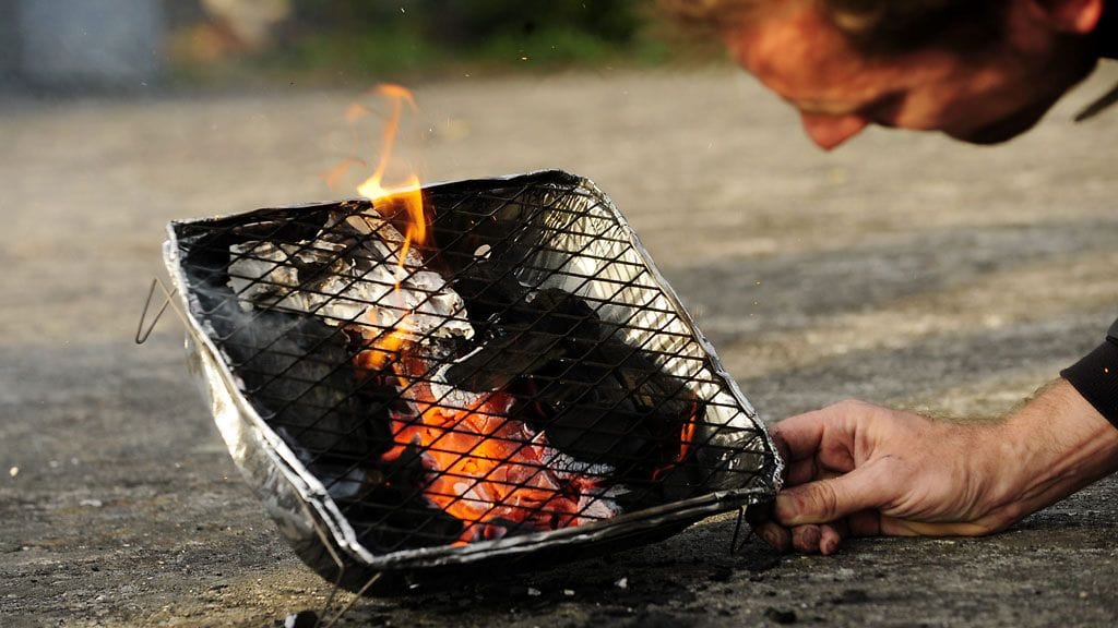 Kertakäyttögrillin sytytys.
