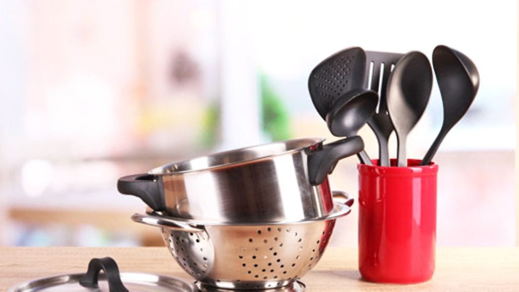 Pohjaan palanut ruoka irtoaa kätevästi sokeripalan avulla.