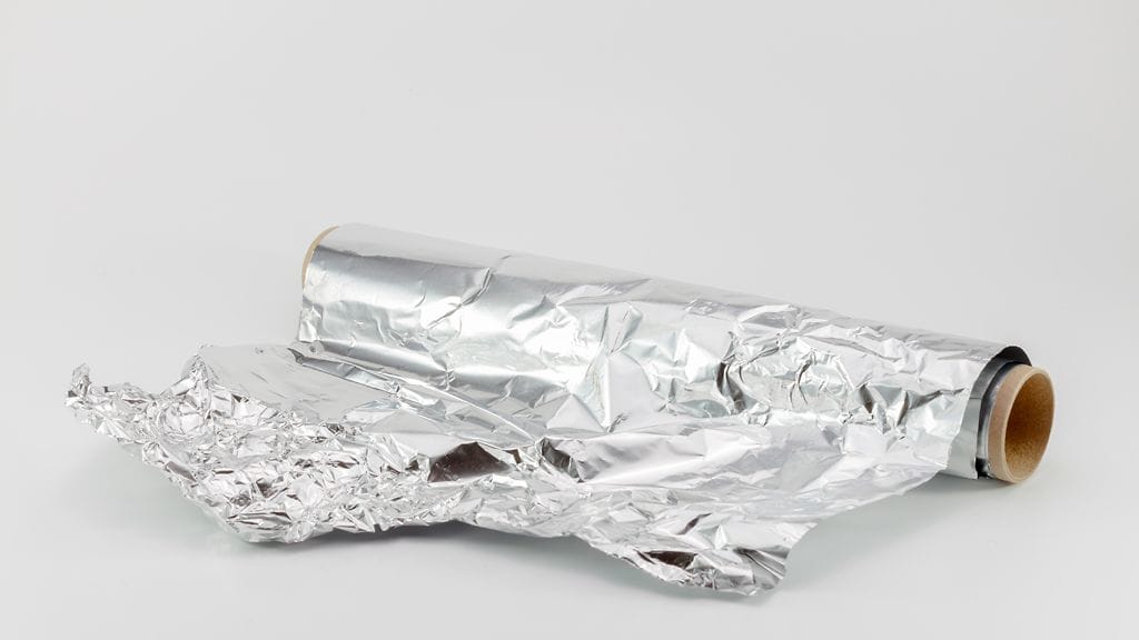 Alumiinifolio tepsii myös kiinni palaneeseen ruokaan.