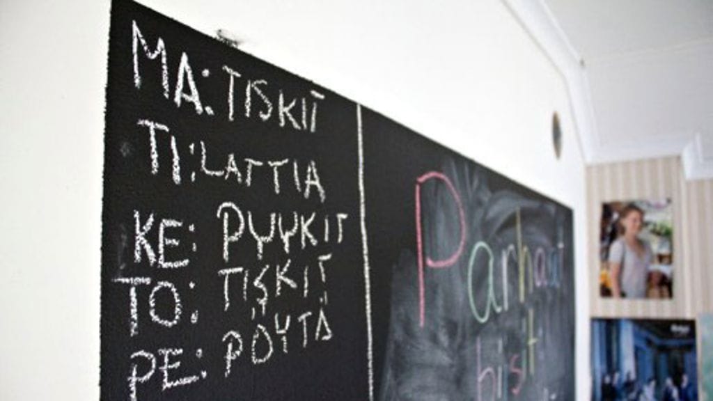 Teinitytön työlista on oman huoneen seinällä.