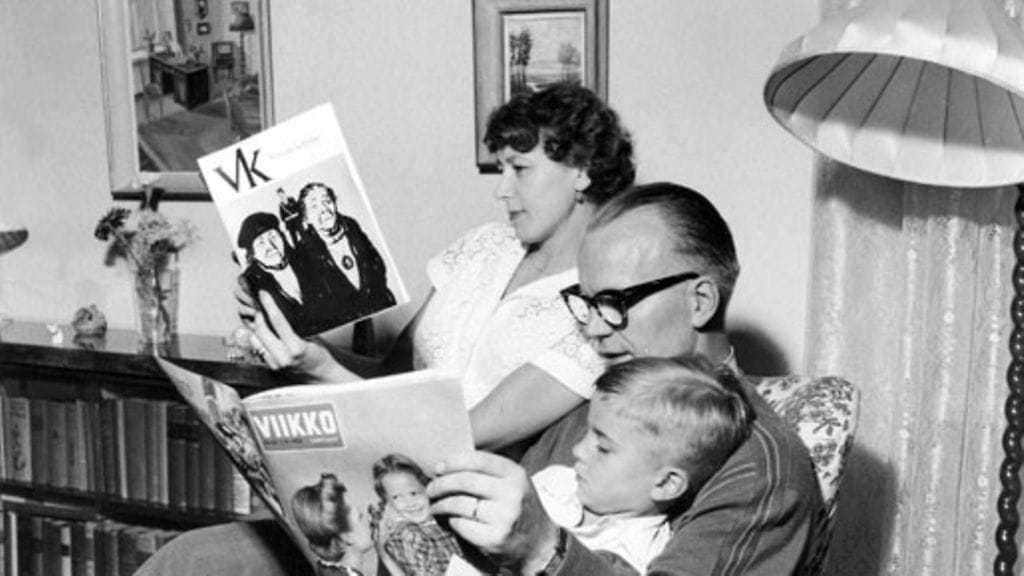 Perhe lukee yhdessä Viikkosanomia 1950-luvulla.