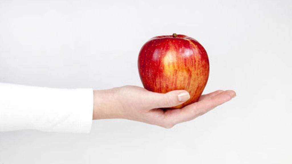 Vältä hampaiden harjausta heti ruokailun jälkeen, niin pidät niistä parempaa huolta.