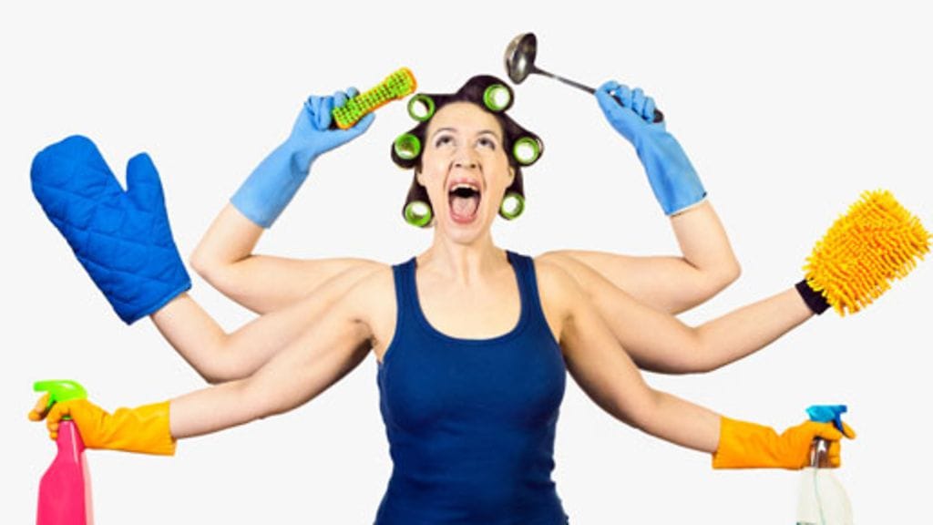 Kotityöt kasaantuvat usein naisen harteille.