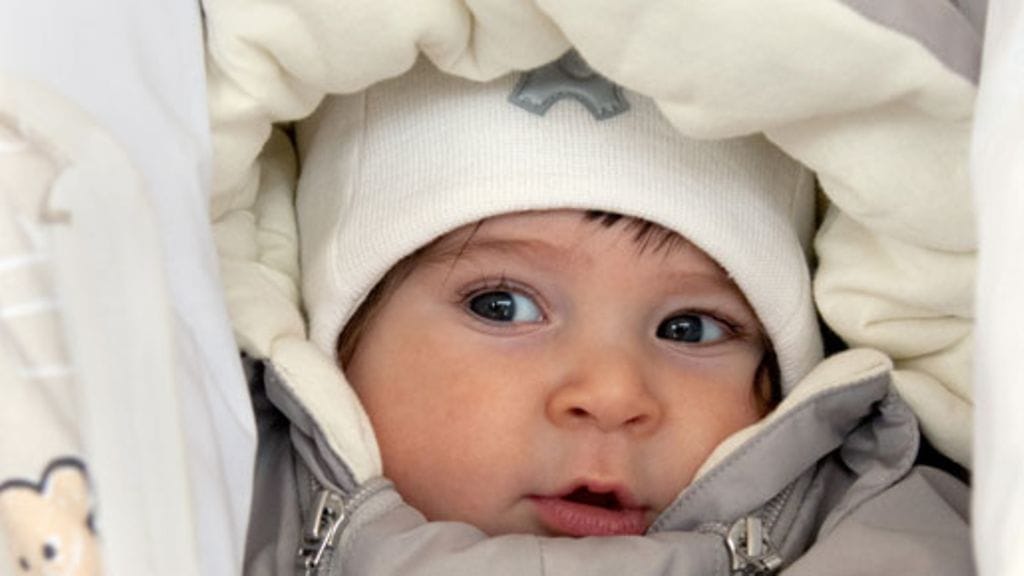 Äitiyspakkauksen haalari ja makuupussi on valmistettu ympäristöystävällisistä materiaaleista.