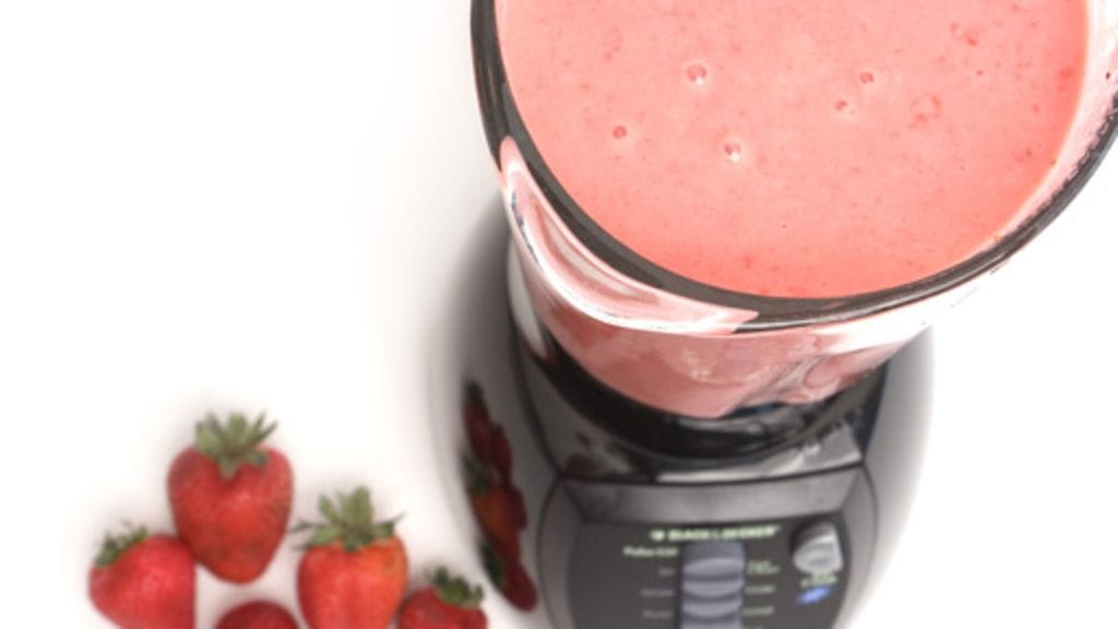 Raikas vitamiinipommi smoothie helpottaa tehokkaasti oloa.