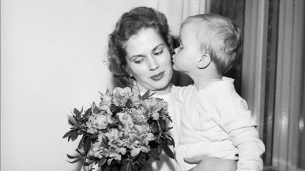 Äitienpäivän juhlintaa vuonna 1950-luvulla.