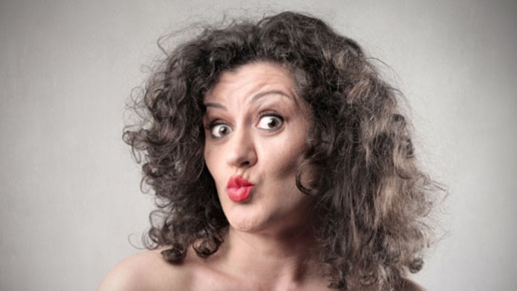 Naiset nauttivat yksinolostaan muun muassa alasti hilluen ja nettitelevisiota vessassa katsellen.