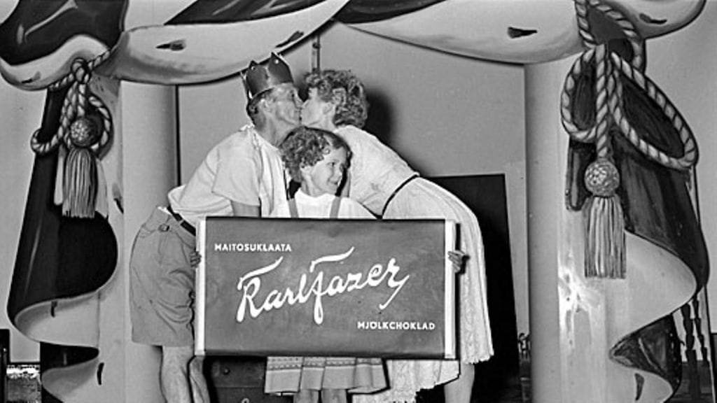 Mainosten kirjoittaminen ei aina ole niin helppoa. Kuvassa Linnanmäen mainosesitys vuodelta 1953.