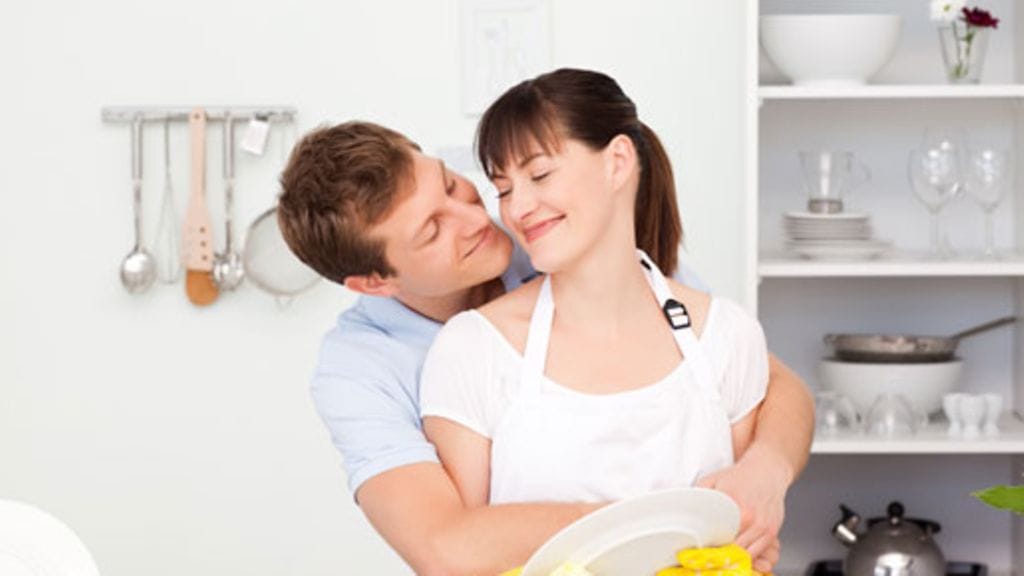 Käsin tiskaus saattaa äkkiseltään vaikuttaa luontoystävälliseltä vaihtoehdolta.