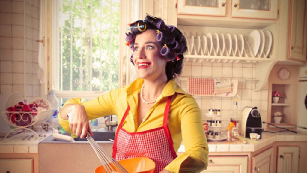 50-luvulla vaimon kuului valmistautua miehen kotiintuloon koko päivä, mutta suuttua ei saanut, jos ukko paineli mieluummin baarin puolelle.