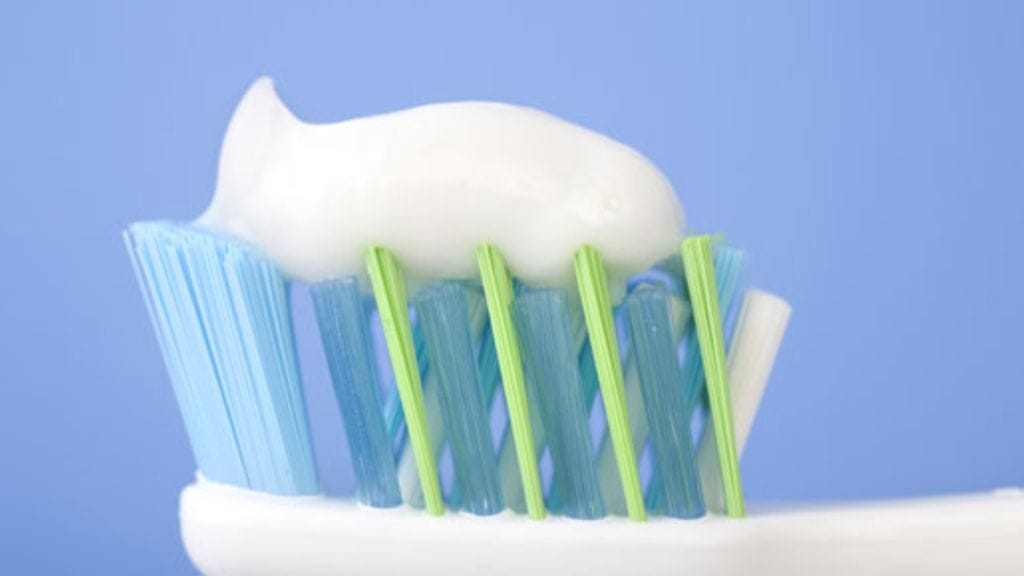 Kookosöljy hammastahnan vaikuttavana ainesosana on luonnomukainen vaihtoehto.
