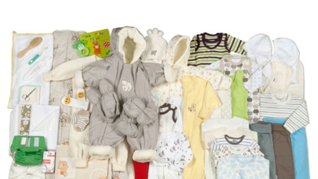 Kelan äitiyspakkauksessa on tänä vuonna entistä enemmän bodyja, potkupukuja ja myssyjä.
