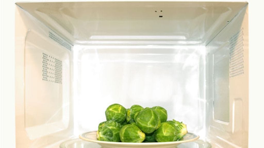 Sitruuna ja mikron lämpö desinfioivat esimerkiksi muoviset leikkuualustat.