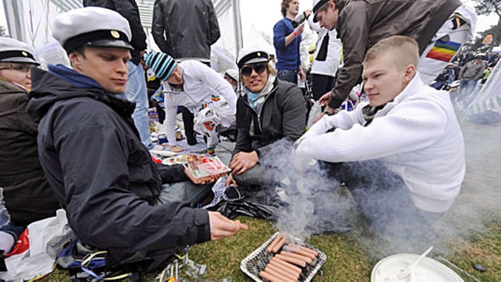 Mitenköhän pojilta sujui kertakäyttögrillin käyttö viime vuonna?