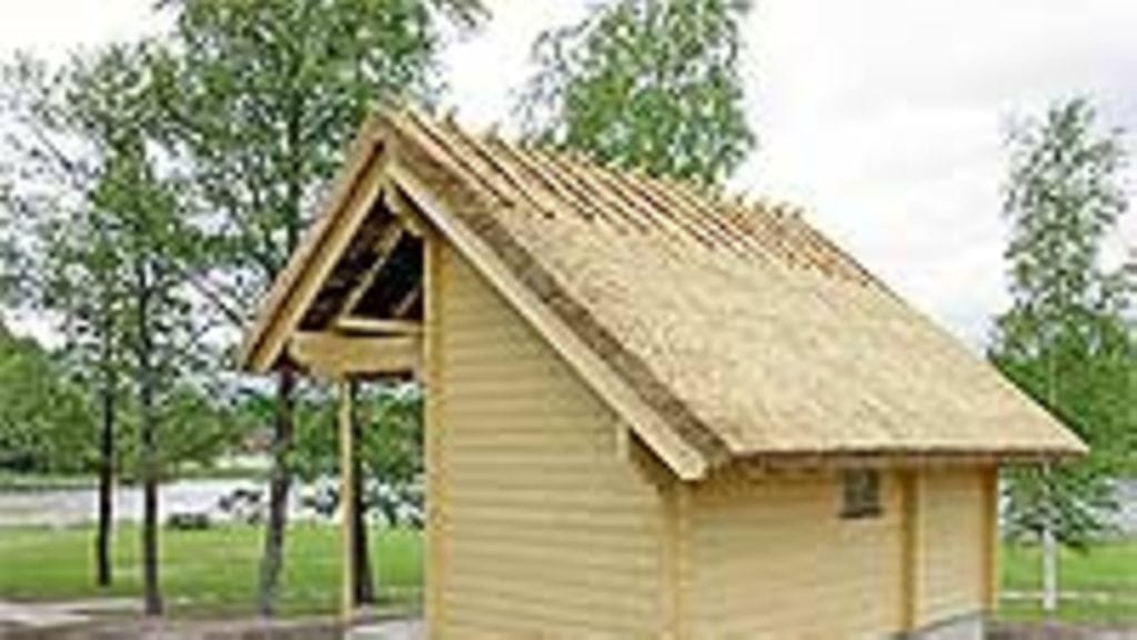 Ruokokatto uimarannan huoltorakennuksessa