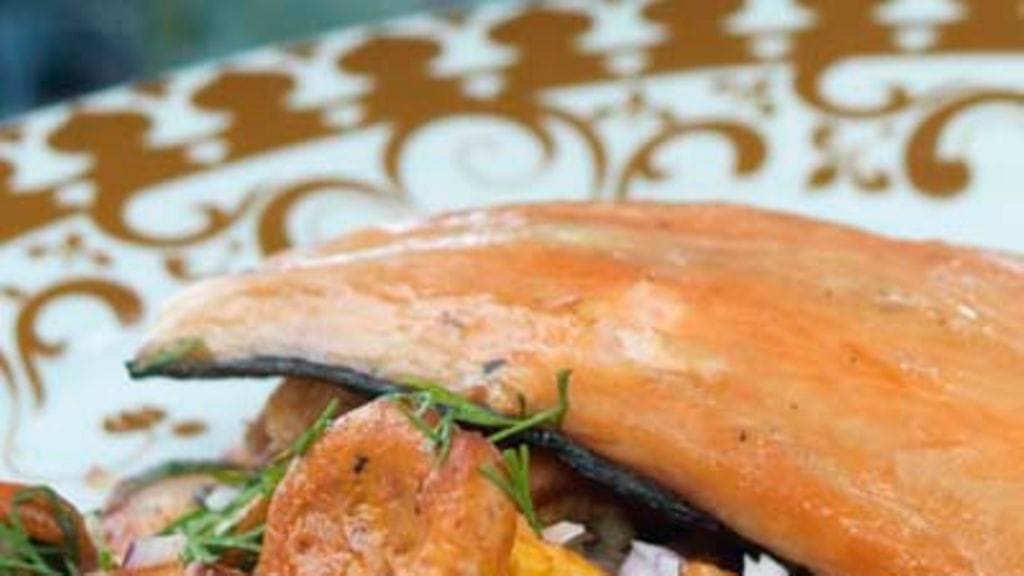 Metsäsienisalaattia ja lohta.