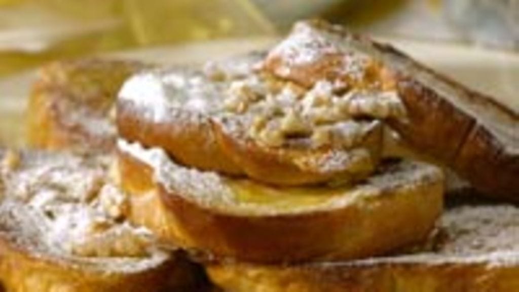 French Toast saksanpähkinöillä, vaahterasiirapilla ja tomusokerilla