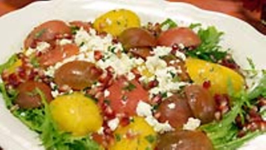 värikäs tomaattisalaatti