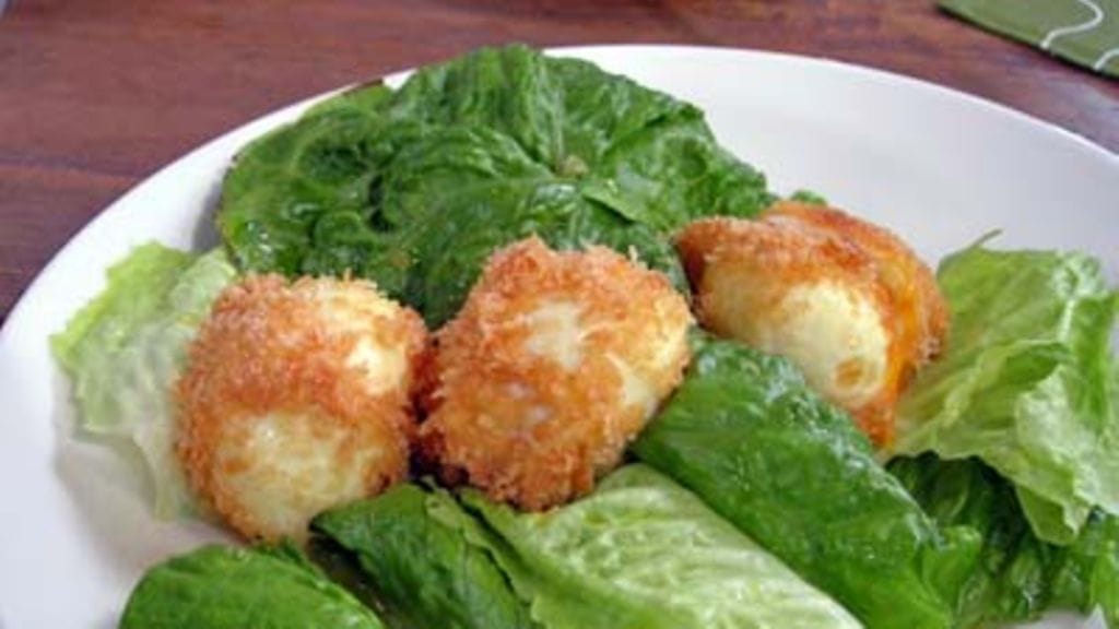 friteerattuja kananmunia salaattipedillä