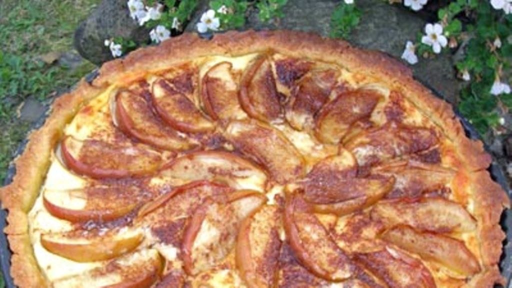 Tuorejuusto-omenapiirakka