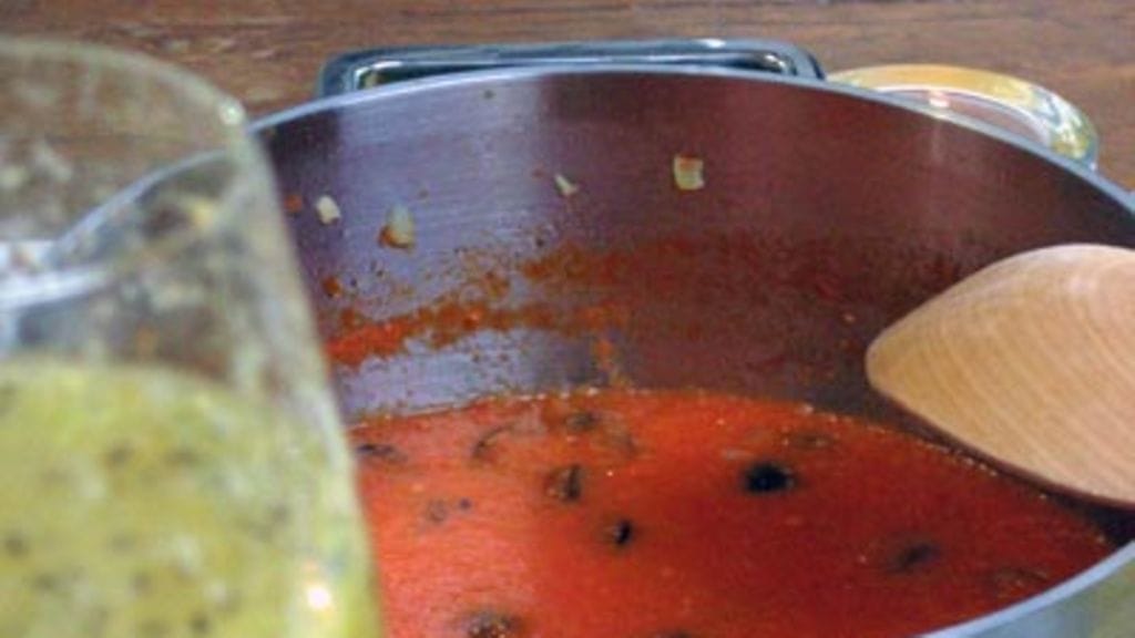 Karviaismarja bellini ja oliivi-tomaattikastike.