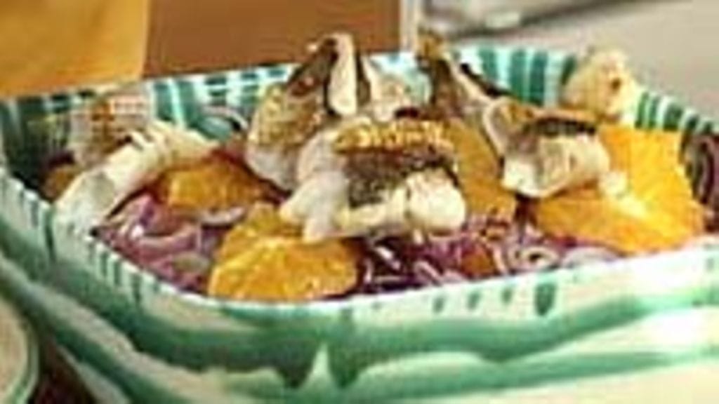 Pariloitua siikaa ja appelsiini-punasipulisalaattia