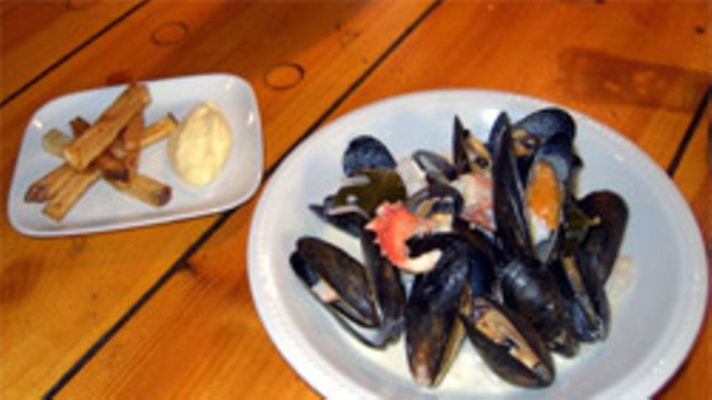 Sitruunaruoholla maustettua äyriäispataa