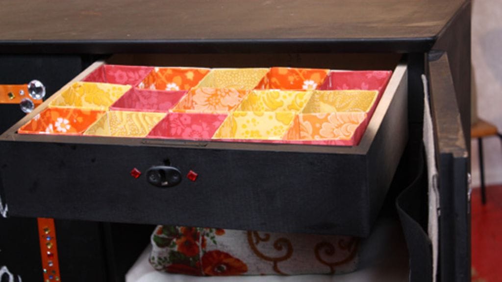 Vanhoista maitopurkeista ja tapetinjämistä saa koottua näin kauniin säilytyslokerin koruille ja muille esineille.