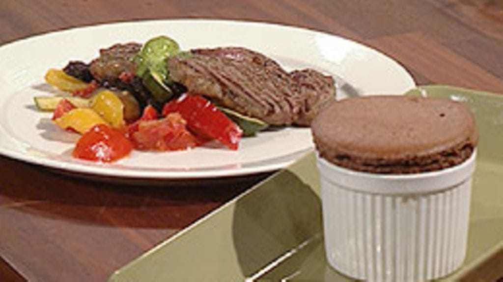 Grillattu entrecote, paistetut kasvikset sekä suklaakohokas