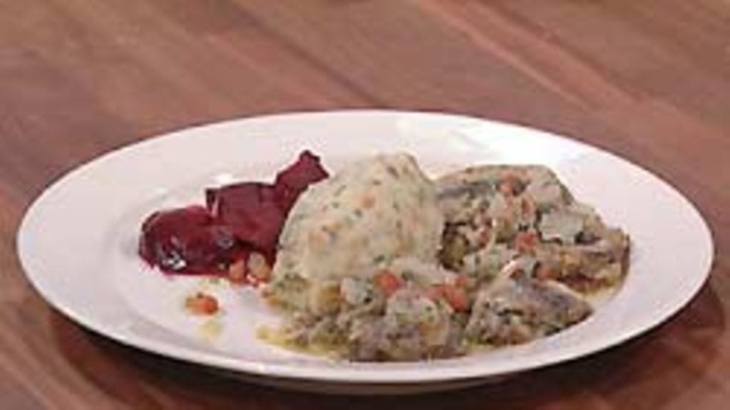 silakkapihvit, salotti-oliiviöljykastike sekä krossattua perunaa