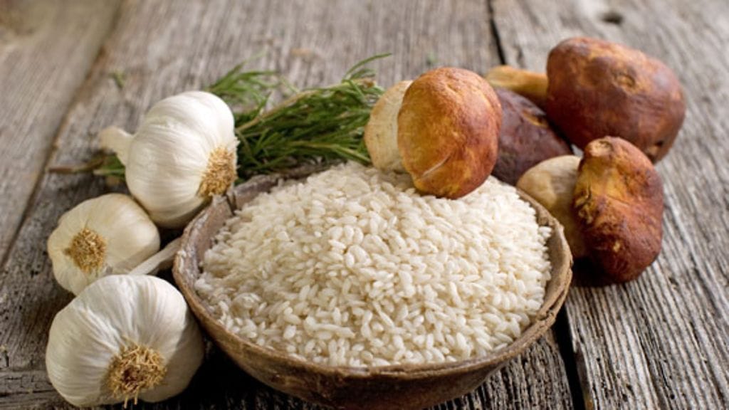 Valkosipuli pitää myös hyttyset loitolla, joten lisää sitä reippaasti ruokiin.