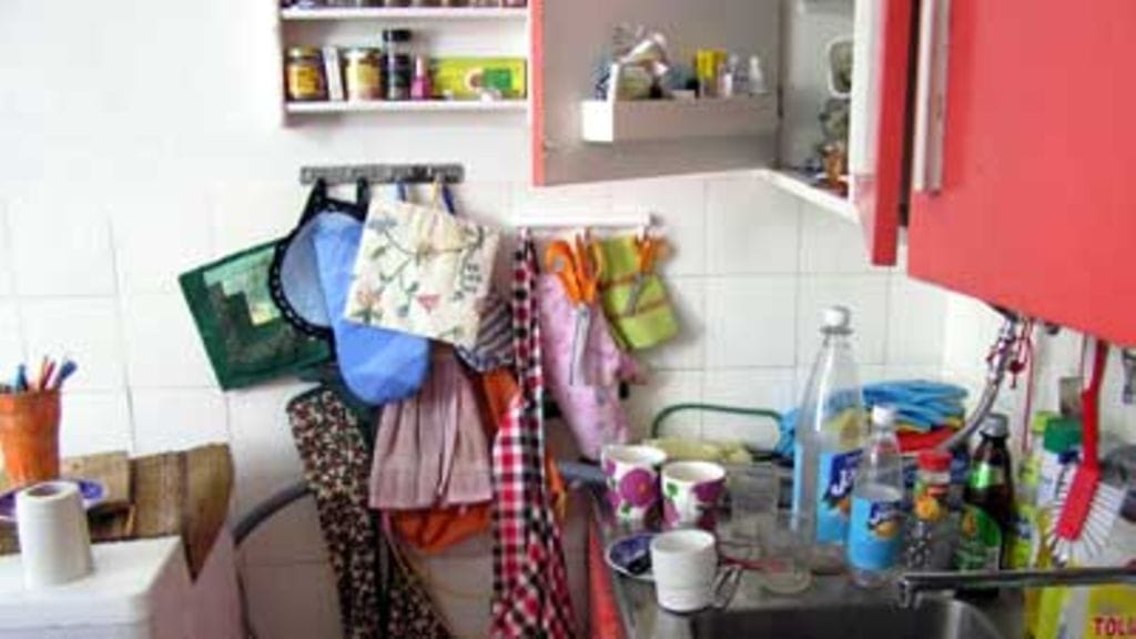 Kaupunkilaisperhe - keittiö ennen.