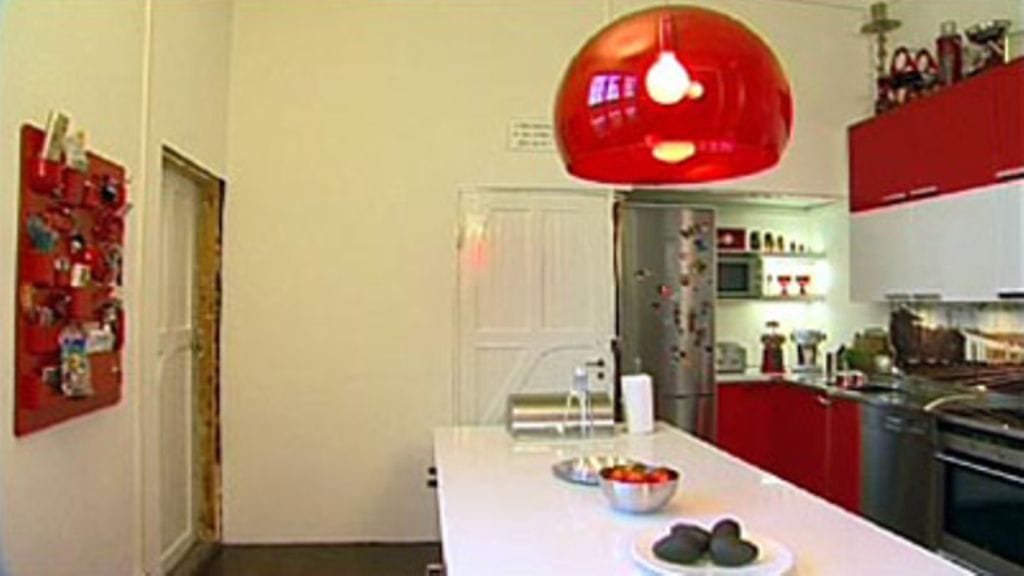 Punaista ja valkoista, kvartsia ja terästä.