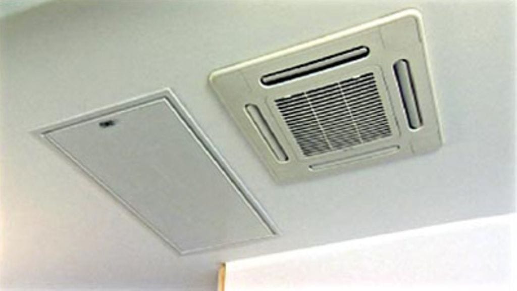 Vain kehys jää näkyviin. Vasemmalla on yläpohjan huoltoluukku.