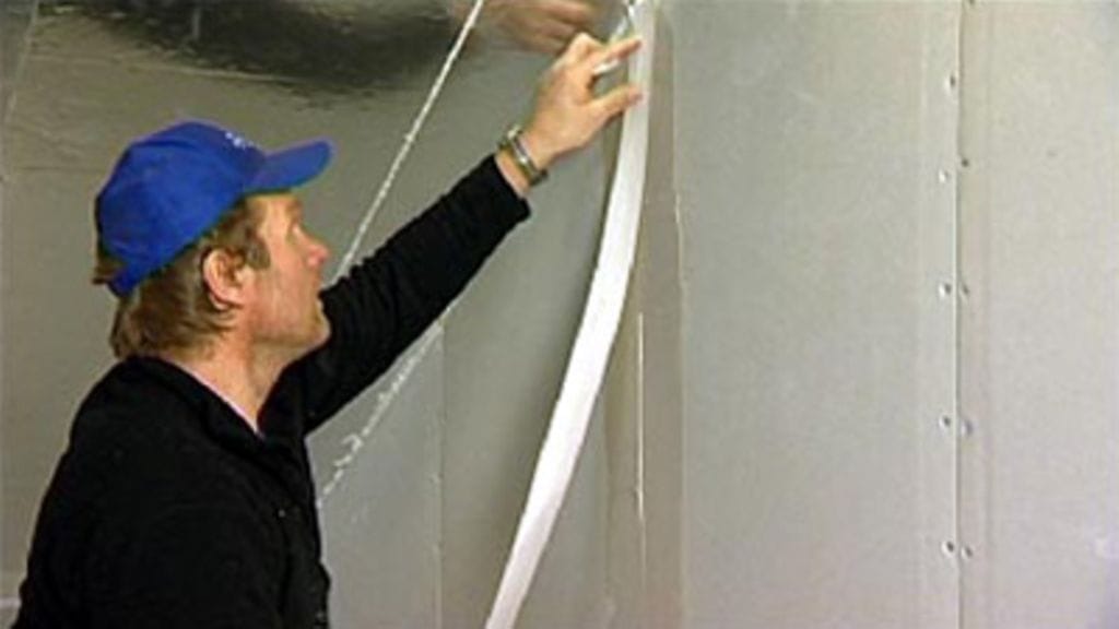 Vain paperinauhaa käytettäessä valmis laastipinta pysyy ehjänä.