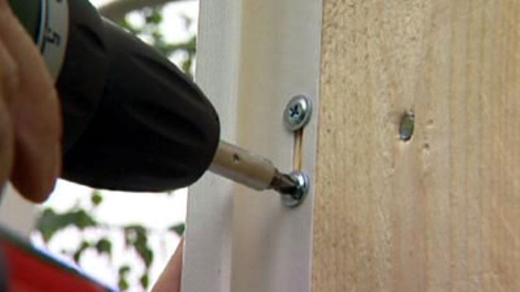 Listojen keskikohta lukitaan paikalleen kahdella ruuvilla.